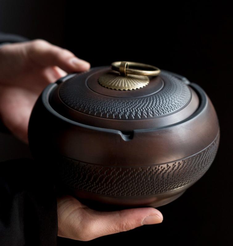 灰皿 陶器 蓋付き 防風 大型 紫砂 家庭用 リビング 寝室 飛灰防止 インテリア 紫陶 セラミック アッシュトレイ 風防 卓上 室内用 耐久 伝統工芸 デザイン