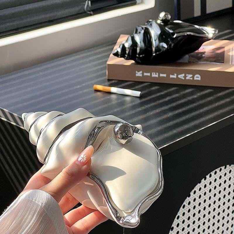 灰皿 北欧風 陶器 蓋付き 高級感 個性的 トレンド 置物 家用 リビング オフィス 海螺 デザイン インテリア デスク アクセサリー モダン シック 日常使い 耐久性 洗練