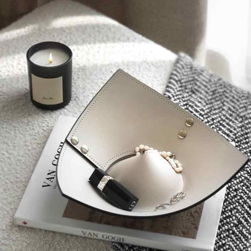 ジュエリーボックス 男女兼用 革製 収納トレイ 高級感 デスクトップ 玄関 鍵置き 置き物 アクセサリー ..