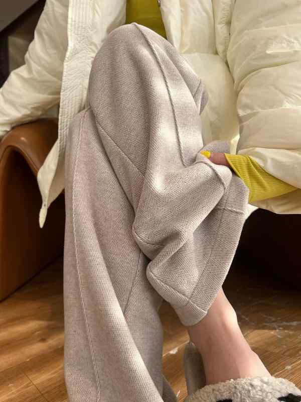 ・素材: ウール混紡・主素材成分: 再生セルロース繊維・主素材成分含量: 50-70%・パンツスタイル: ワイドパンツ・レッグ形状: ワイドレッグ・パンツ丈: ロングパンツ・ウエスト位置: ハイウエスト・厚み: 厚手・デザイン要素: ポケッ...