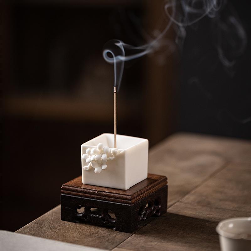 Rakuten - 線香炉 家庭用室内 白磁 梅の花 手工 立式 香台 香座 茶卓 小物飾り インテリア 置物 香立て 手作り デザイン 東洋風 禅 瞑想 リラックス ギフト 誕生日 母の日 父の日 結婚祝い 引っ越し祝い