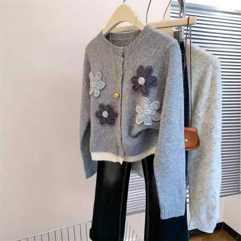 ニットカーディガン レディース 秋冬 グレー 花柄 フェイクツーピース ショート丈 低身長向け 編み込み トップス アウター 軽量 暖かみ コーディネート 日常使い