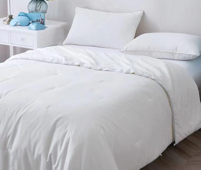 天然桑蚕シルク掛け布団 被芯 ダブルサイズ 高級感 全コットンカバー 高品質細番手生地 軽量 通気性抜群 吸湿速乾性 保湿効果 保温効果 柔らかな肌触り 春秋冬用(3.0)