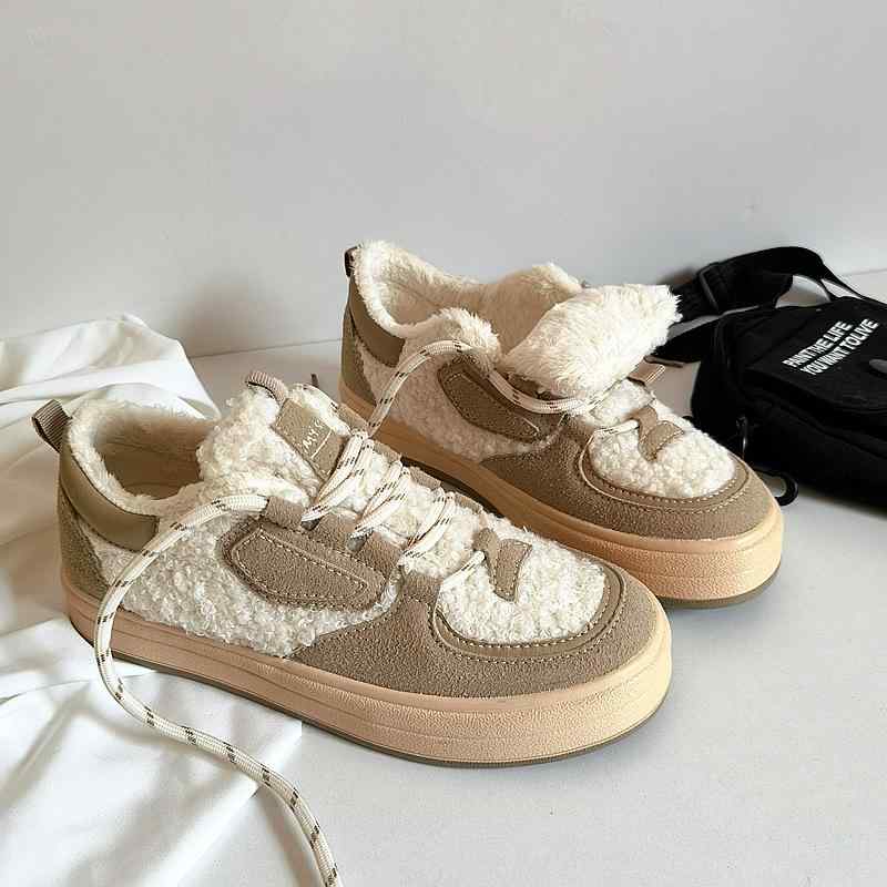 ・ヒール高: 低ヒール（1-3cm）・柄: 無地・トゥ形状: ラウンドトゥ・ディテール: クロスストラップ、ボア・対象性別: 女性・スタイル: カジュアル・アウトソール素材: ラバー・ライニング素材: 人工短毛フリース・アッパー高さ: ロー...