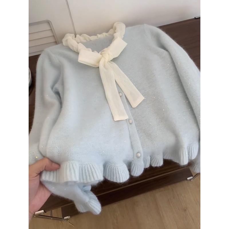 ・主素材: アクリル 30-50%・厚み: 中厚・タイプ: カーディガン・フィット: レギュラー・袖タイプ: 標準袖・襟元: Uネック・袖丈: 長袖・装飾: フリル・着丈: 短め (40-50cm)・カラー: ライトブルー・サイズ: フリーサイズ・前開き: シングルボタン