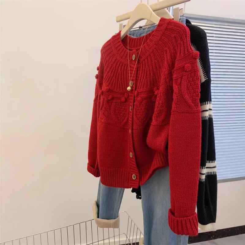 ・素材: ポリエステル・主素材含有率: 80-90%・厚み: 厚手・組み合わせ: 単品・スタイル: 開襟・版型: ルーズ・袖型: 標準袖・襟型: クルーネック・袖丈: 長袖・着丈: 普通(50-65cm)・色: 赤・サイズ: フリーサイズ・前立て: シングルボタン