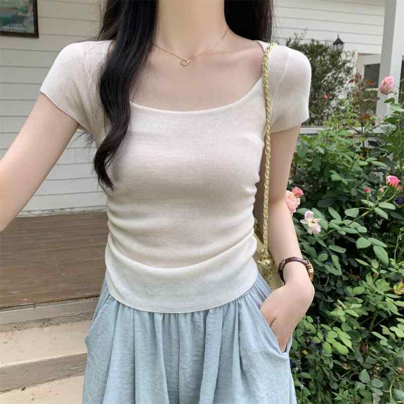 ・素材: ポリエステル・袖丈: 半袖・加工: ノーアイロン・シルエット: スリム・襟型: スクエア・袖型: 標準・色: アプリコット、ブラック、グレー・サイズ: S、M、L・成分含量: 50%以上70%未満