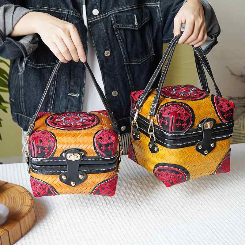 収納ボックス 竹編み 刺繍 エスニック風 化粧品入れ 普ーアル茶 保存食 民族柄 チベットスタイル 手作り風 インテリア雑貨 多用途 軽量 自然素材 部屋飾り ギフト向き