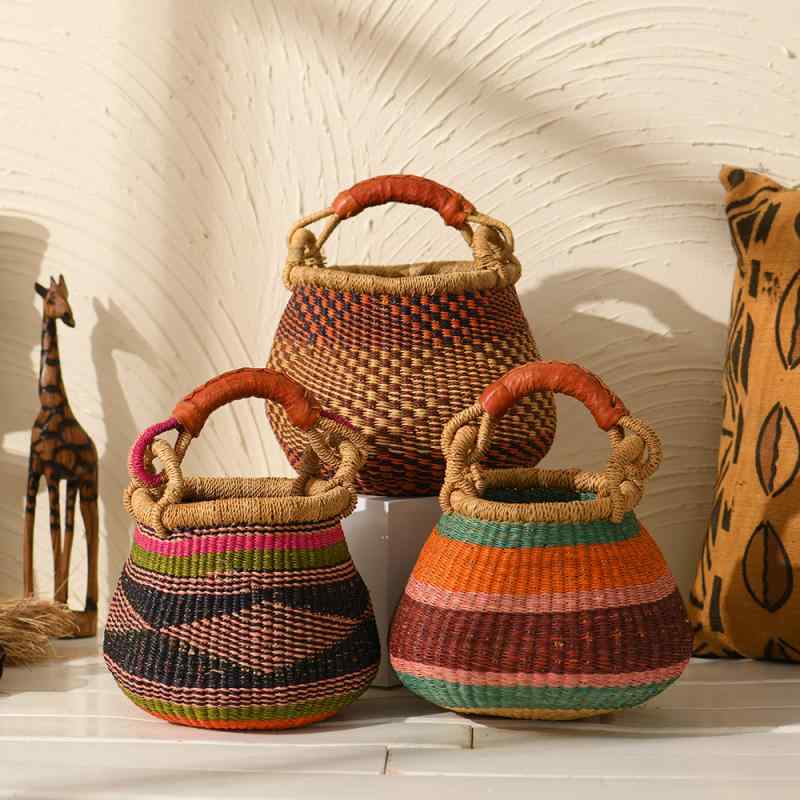 編み籠 手提げバスケット ガーナ産 象草 天然素材 アフリカンスタイル 収納かご インテリア テーブル飾り 雰囲気デコレーション 手工芸 ナチュラル ハンドメイド 家居雑貨 ディスプレイ ボヘミアン 民族風 日常使い ギフトアイデア