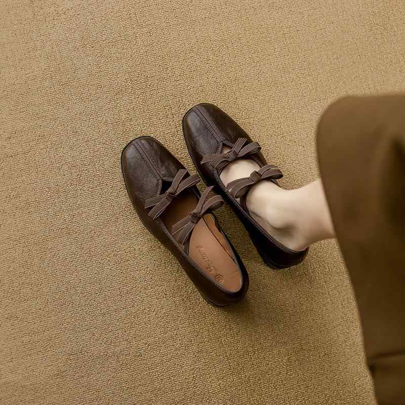 ・スタイル: シンプル・流行要素: メタル、太ヒール、レザーステッチ、スクエアバックル・つま先形状: ラウンドトゥ・アッパー素材: 2層牛革・レザー特徴: スムースレザー・対象性別: 女性・ヒール高: 中ヒール（3-5cm）・パターン: ソ...