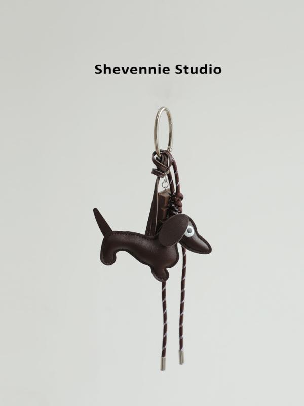 キーホルダー ユニセックス かわいい犬モチーフ 本革製 バッグチャーム キーアクセサリー 個性小物 革製ハンガー 犬型キーリング バッグ飾り 日常小物 革小物 犬柄チャーム キー飾り 本革キーホルダー かわいいアクセサリー