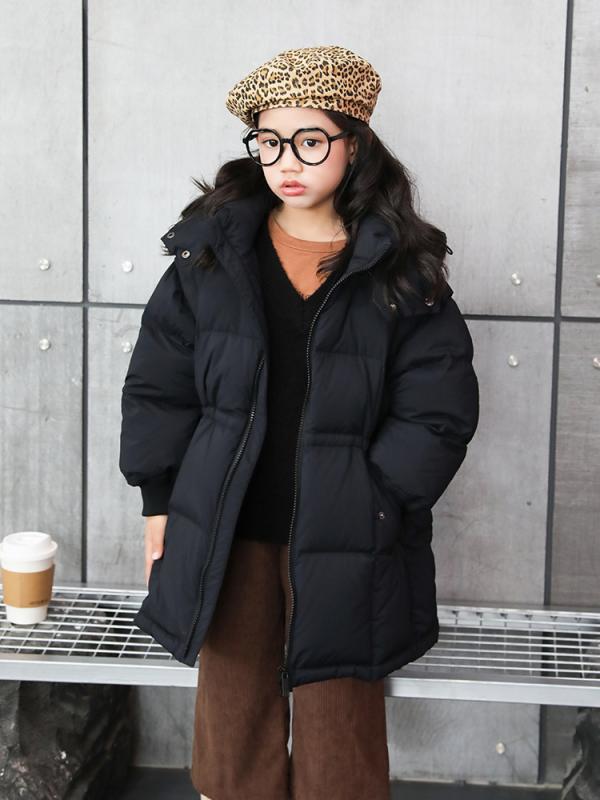 ・対象: 女児・詰め物: 白ダックダウン・ダウン含有率: 86%～90%・フード: あり（着脱可）・タイプ: ダウンジャケット・丈: ミドルロング・シルエット: スリムフィット・パターン: 無地・表地: ポリエステル100%・裏地: ポリエ...