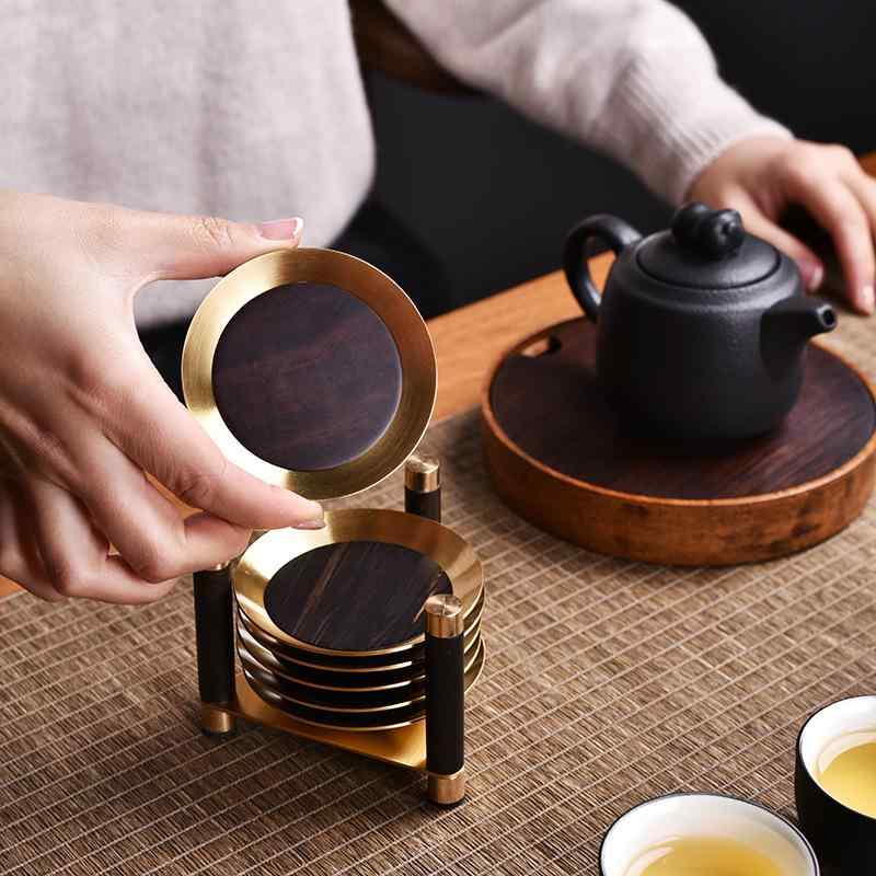 茶杯マット 高級感 実木 黄銅 紫光檀 銅木 耐熱 茶パッド 茶具 功夫茶道 アクセサリー ティータイム ドリンクホルダー 木製 金属加工 伝統工芸 卓上雑貨 防滑 熱伝導 日常使い ギフト向き