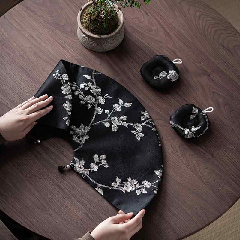 コースター 家庭用 刺繍 織錦 シルクサテン 提花 高級感 茶道 テーブルクロス マット 布製 ダイニング インテリア ティータイム 伝統柄 モダン デザイン エレガント ラグジュアリー スタイル