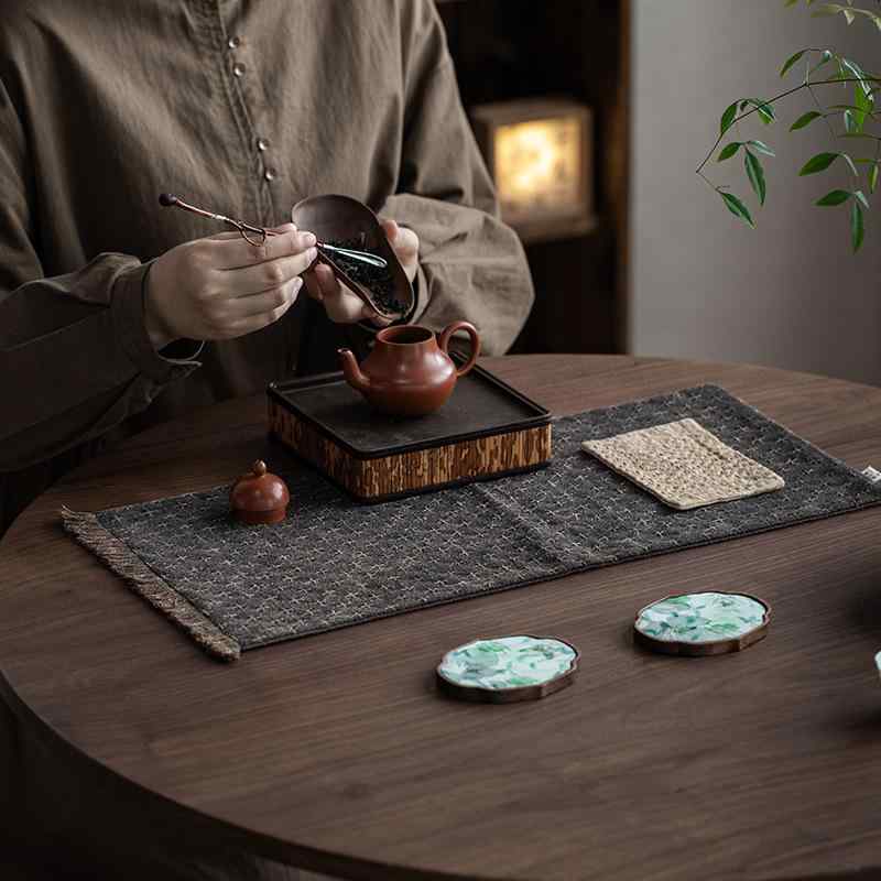 Other - 茶卓マット 手作り 蚕絹 香雲紗 レトロ 禅意 茶室 主人席 古風 素雅 干泡用 伝統染め 手工芸 茶席 復古デザイン 素朴 上品 茶道 インテリア 置き垫 絹素材 自然素材 東洋風 静かな空間 ティータイム ホスト席 クラシック 手工 シルク 伝統工芸