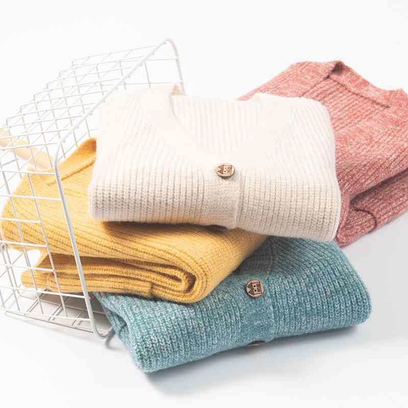 ・性別: ユニセックス・対象年齢: 8歳以上・毛糸太さ: 普通・厚み: 厚手・袖丈: 長袖・前立て: シングル・パターン: 無地・タイプ: カーディガン・素材: ウール45%・安全基準: A類・襟: Vネック・色: 白、赤、グレー、緑、黄、紺、紅・適合身長: 100cm,110cm,120cm,130cm,140cm,150cm,160cm