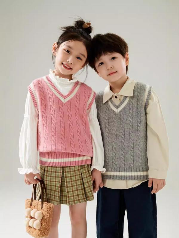 ・対象性別: ユニセックス・スタイル: シンプル・対象年齢: 中大童・糸太さ: 普通・厚み: 厚手・袖丈: ノースリーブ・着用方法: プルオーバー・柄: 無地・デザイン要素: 配色・素材: ウール・成分: ウール100%・安全基準: Bクラス・襟型: Vネック・色: ベージュ,キャメル,ライトブルー,ピンク,グレー・適合身長: 100cm,120cm,130cm,140cm,150cm,160cm,170cm