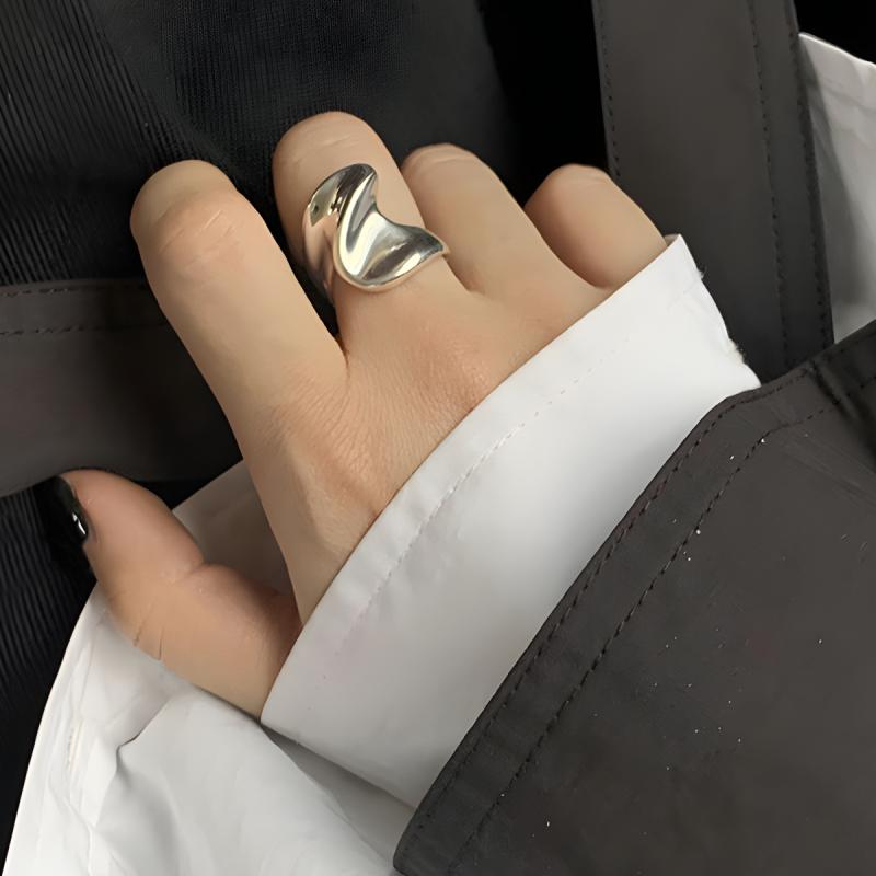 指輪 レディース 純銀 立体 幾何 波浪 デザイン 不規則 弧度 シルバーアクセサリー ファッション 日常使い スタイリッシュ モダン アクセント ジュエリー シンプル ユニーク 形状 曲線 銀細工 装飾品 女性向け ギフト トレンド 洗練 輝き 軽量