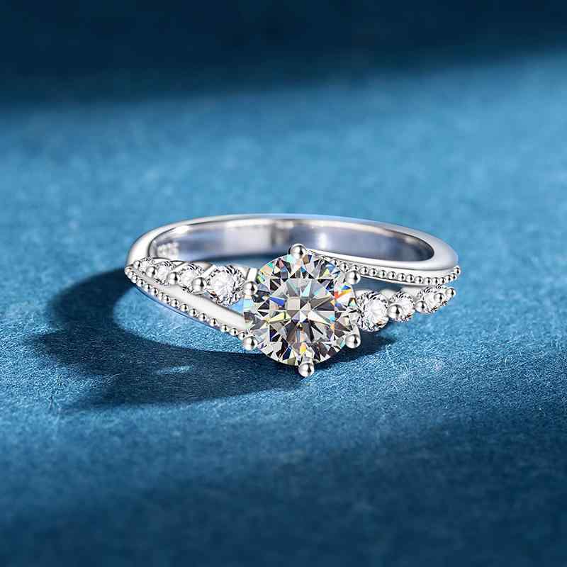 指輪 レディース モアサナイト プロポーズ 婚約 高級感 ツイストアーム 6爪 クラウン デザイン クラシ..