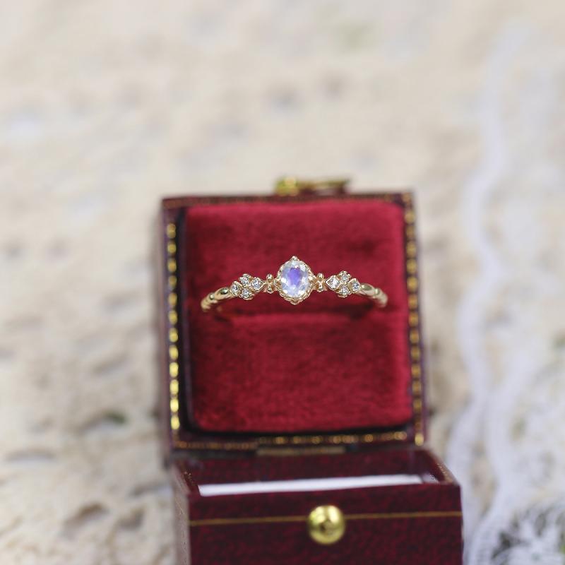 ・素材: 925シルバー・形状: 菱形、幾何型・加工: 宝石設定・色: 月光石・サイズ: 香港10(US5)、香港12(US6)、香港15(US7)、香港17(US8)・スタイル: スイート・対象: 女性用