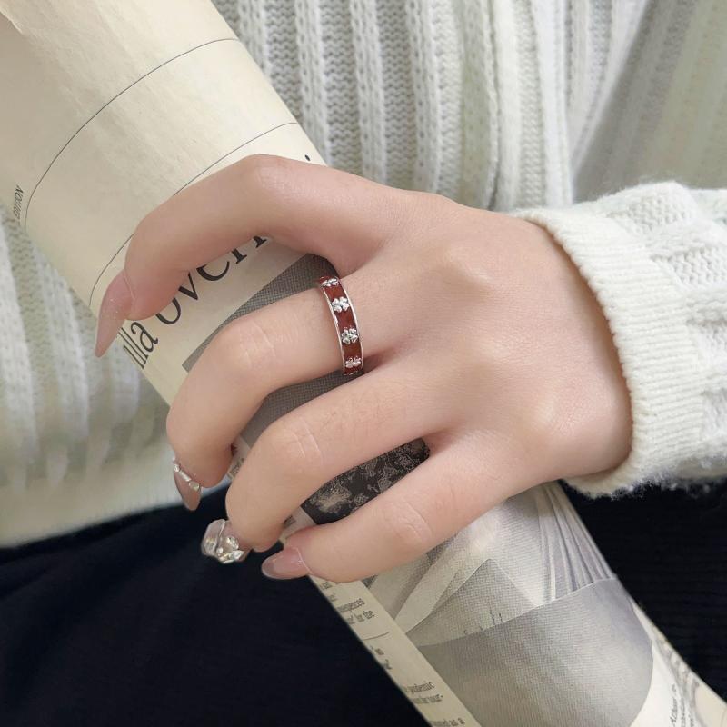 指輪 レディース 純銀 四つ葉のクローバー 開口 赤 レトロ 高級感 軽奢 復古風 アクセサリー ジュエリー リング 925シルバー 幸運モチーフ 調整可能 女性用 ファッション 日常使い ギフト向き