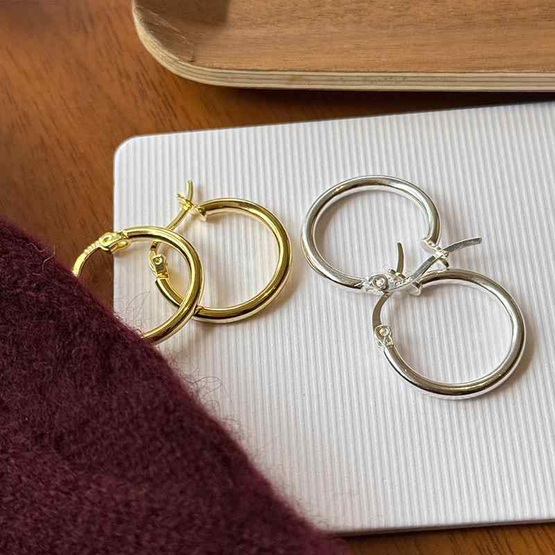 レディース イヤリング 925純銀 シンプル 上品 ユニーク デザイン ファッション コーディネートしやすい 個性 シルバーアクセサリー 耳元ジュエリー 日常使い ギフト向き 洗練 モダン