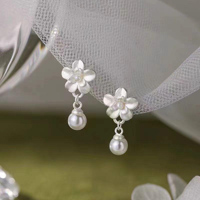 レディース イヤリング 純銀 栀子花 パール 真珠 花モチーフ フラワーデザイン 高級感 上品 エレガント スタッドピアス 耳飾り シルバーアクセサリー 女性ジュエリー