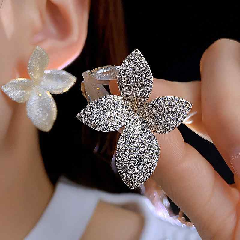 ピアス 女性 高級感 ジルコニア 花 葉 フレンチスタイル 繊細 ファッション アクセサリー 耳飾り ユニーク デザイン 日常使い ギフト ジュエリー モチーフ セット 軽やか 輝き スタイリッシュ モード