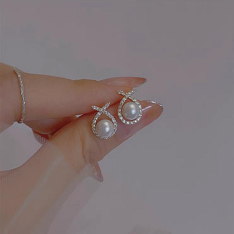 イヤリング レディース 純銀 真珠 交差 魚尾 デザイン フレンチスタイル 高級感 レトロ 気質 耳飾り ピアス スタッド シルバーアクセサリー 女性用 クロスモチーフ ビンテージ風 シンプル 洗練