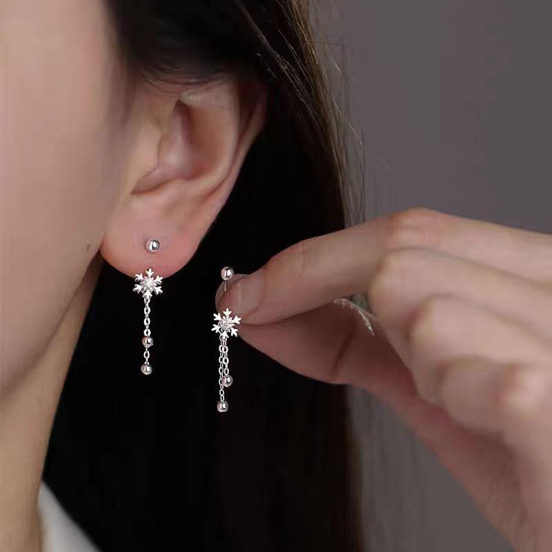 イヤリング レディース 純銀 スクリュー式 半円雪花 フリンジ 後掛け 高級感 シンプル アクセサリー 日常使い ギフト向き 洗練デザイン 繊細モチーフ 揺れるタイプ スタッドピアス ドロップ型 シルバーアクセ