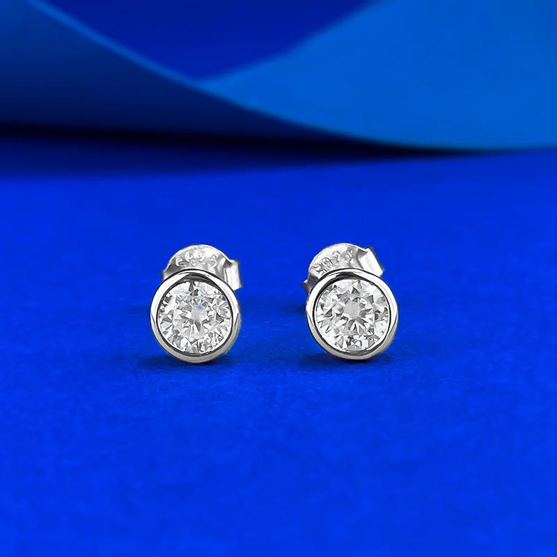 White Coral - スタッドピアス レディース シングルストーン ジルコニア 円形 小ぶり 洗練 シルバー ホワイトゴールド 汎用 コーデ シンプル アクセサリー イヤースタッド ミニマム 日常使い ギフト向き 輝き クリア モダン ジュエリー 耳飾り 女性向け ファッショ