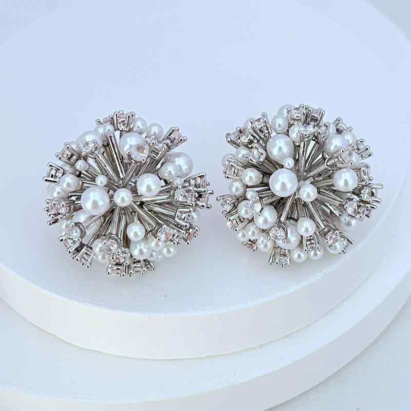 White Coral - レディース イヤークリップ イヤースタッド 真珠 ジルコニア 花火 満天星 デザイン 高級感 上品 輝き 美しい アクセサリー ファッション ジュエリー 女性用 耳飾り 華やか 繊細 装飾