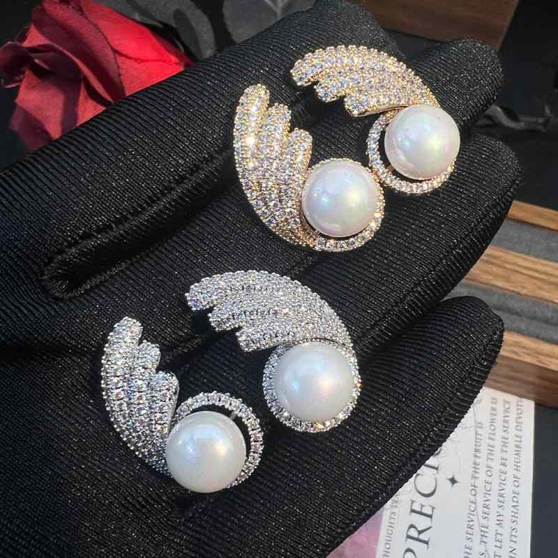 レディース ピアス イヤリング フランス風 羽根 デザイン 微細 ジルコニア セット パール 付け 高級感 エレガント 軽量 日常使い 通勤 アクセサリー シンプル 洗練 気品 輝き 女性 ジュエリー 耳飾り 細工 繊細 モダン スタイル アクセント コ