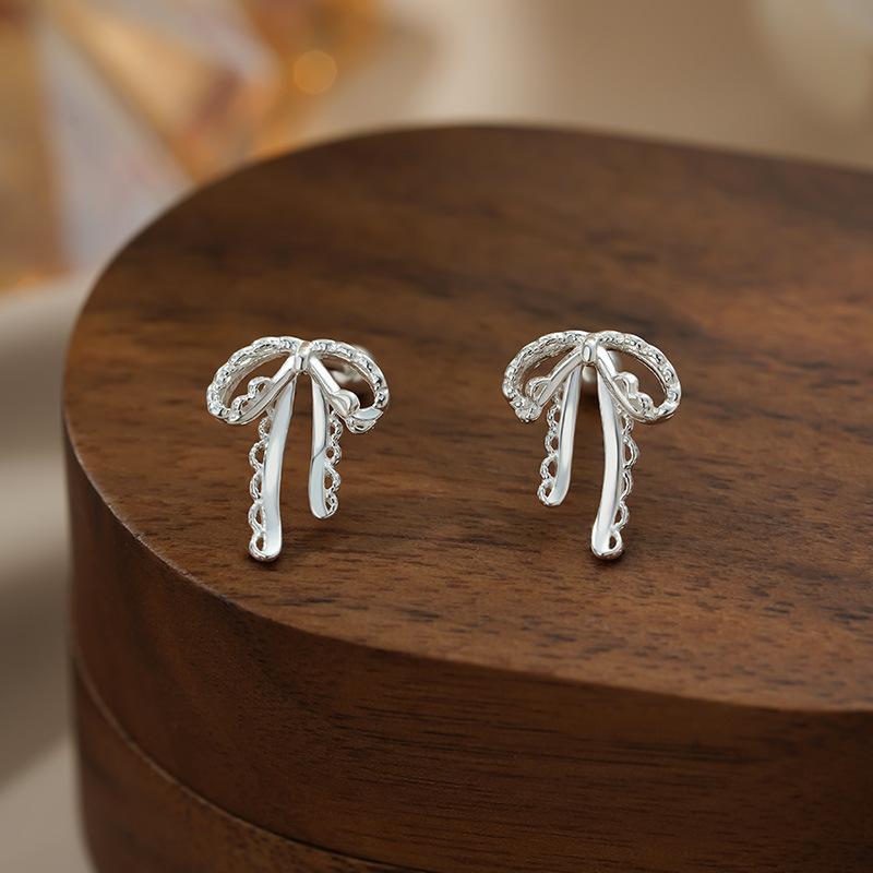 White Coral - レディース ピアス 純銀 リボン 蝶結び スクリュー式 イヤースタッド かわいい 気質 シンプル 耳飾り アクセサリー 女性用 ジュエリー スタッド 耳ピアス 銀アクセ ファッション 日常使い ギフト向き 細工 繊細 デザイン