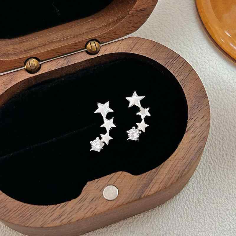 イヤリング レディース 純銀 三連星モチーフ 小さめ 精巧 高級感 スタッド 耳飾り シンプル トレンド 耳に優しい 女性用 アクセサリー シルバー 星型 軽やか 日常使い コーディネート