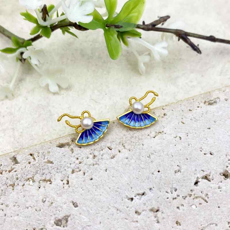 イヤリング レディース 925シルバー 景泰藍 エナメル 扇子モチーフ 天然淡水パール 蝶結び デザイン 精緻 エレガント 耳飾り 高級感 女性用 アクセサリー 伝統工芸 華やか 細工 繊細 装飾品 ジュエリー ファッション 日常使い ギフト向き かわい