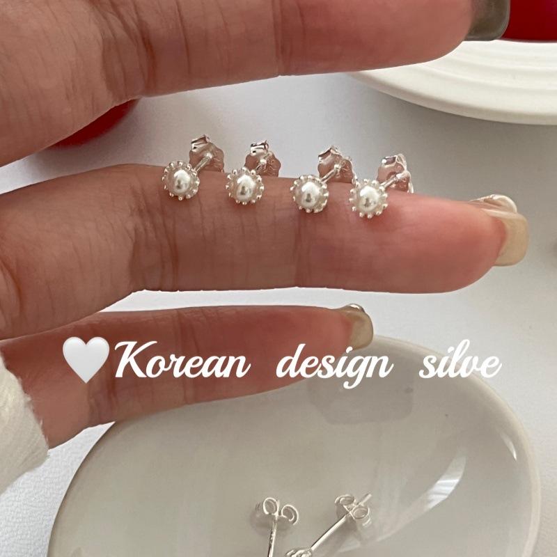 White Coral - レディース ピアス 925シルバー 小さめパール イヤースタッド 繊細 高級感 ミニ アクセサリー シンプル デザイン 日常使い ギフト ジュエリー 耳元 装飾 女性向け ファッション アイテム