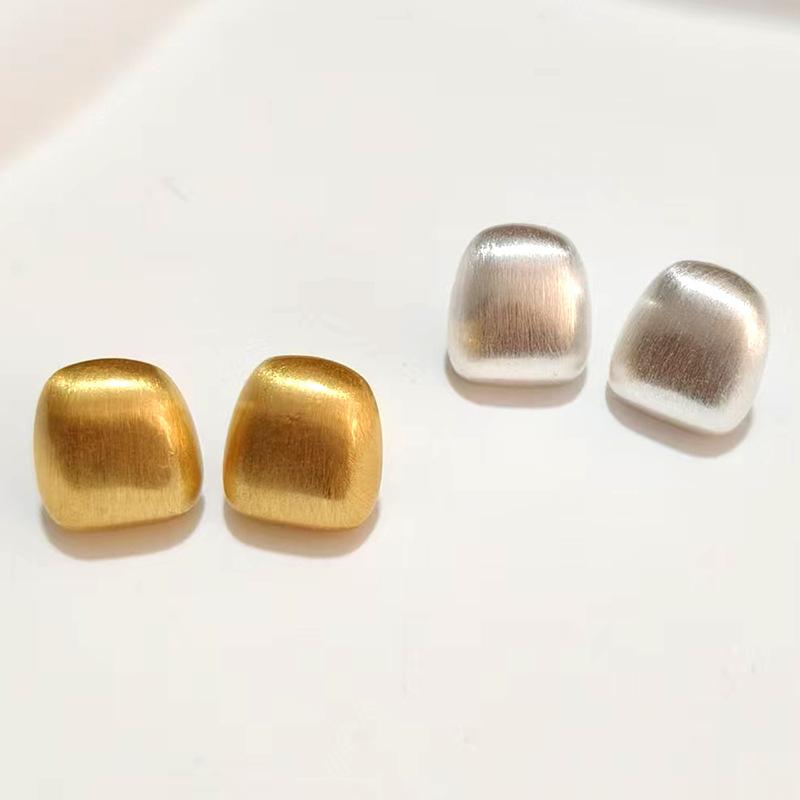 Rakuten - ピアス レディース シルバー ワイヤー ツイスト デザイン シンプル ミニマル ファッション 軽奢 高級感 変色防止 耐久性 ユニーク スタイリッシュ 耳アクセサリー 日常使い