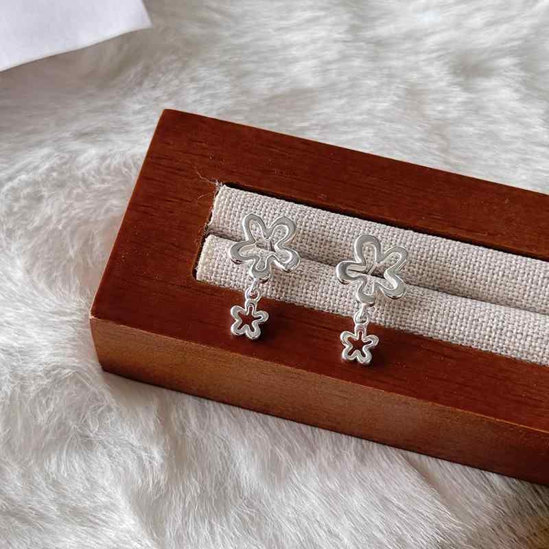 Freshwater Pearl - ピアス レディース 純銀 透かし彫り 花モチーフ 繊細 清新 シンプル 合わせやすい ファッション 気質 イヤースタッド 空洞デザイン 小众 耳飾り
