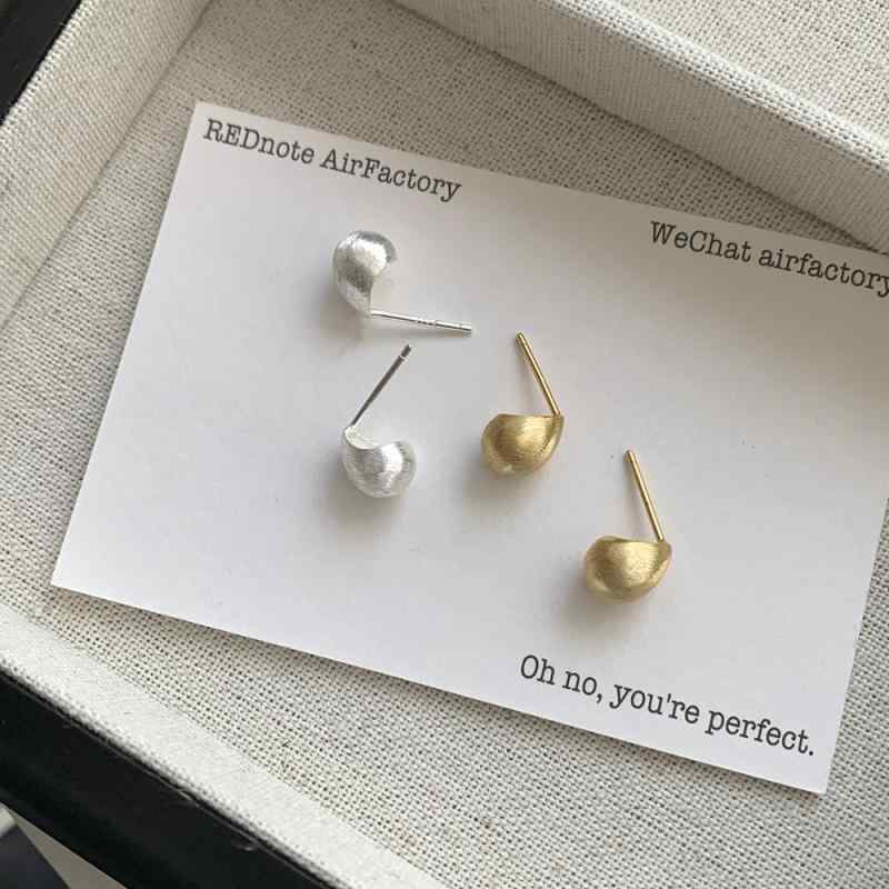 スタッドピアス レディース 純銀 磨砂ブラシ加工 ビンテージ ミニマリスト ミニ 水滴形状 イヤーアクセサリー シンプル 日常使い 銀アクセ 耳飾り 復古風 極簡デザイン 質感重視