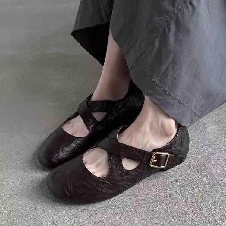 バレエシューズ レディース ラウンドトゥ クロスストラップ フラットソール デザイン性 個性派 ヌードカラー ローカット カジュアル 日常使い 女性用 軽やか 快適履き ベージュ系 シンプル エレガント