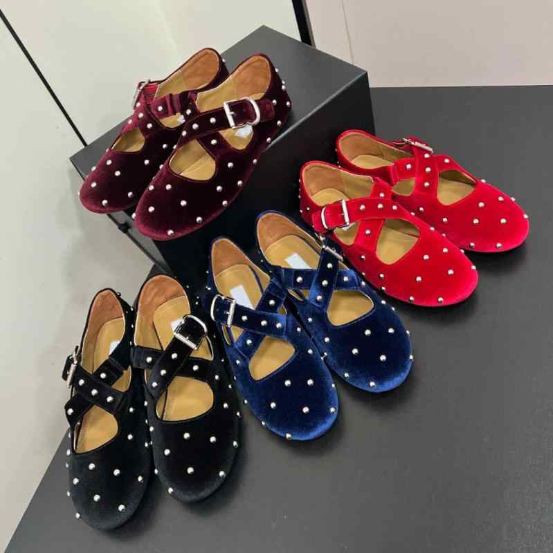 フラットシューズ レディース メアリージェーン ストラップバックル バレエ風 スエード素材 スタッズ装飾 春夏 カジュアル 日常使い 軽量 快適 ハイヒール代替 歩きやすい 女性向け 足元おしゃれ シンプルデザイン トレンド 足幅調整 クッション性 耐久