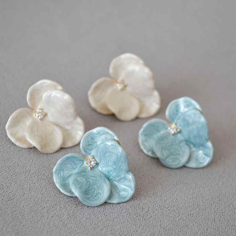 White Coral - ピアス レディース 欧米風 クラシック ニッチ 軽奢 レトロ ボリューム ハンドメイド エナメル加工 胡蝶蘭 花モチーフ 個性的 デザイン 気質 高級感 耳飾り