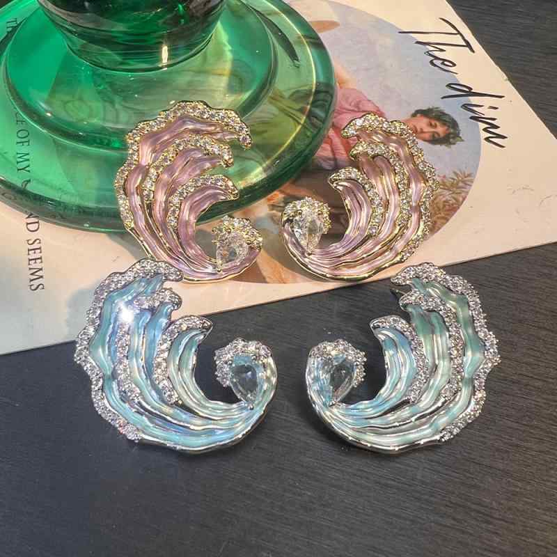 イヤリング レディース 海浪 エナメル デザイン 繊細 スタイリッシュ 高級感 スタッド ピアス 日常使い 汎用 ファッション アクセサリー 軽量 シンプル モダン 女性向け ジュエリー 耳飾り 波柄 カラー 加工