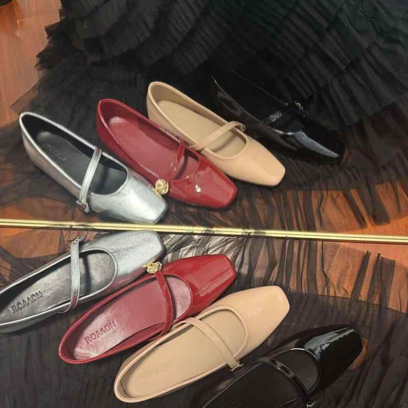 メアリージェーンシューズ レディース フラットシューズ スクエアトゥ ストラップ パテントレザー フランス風 レトロ バレエ風 フェミニン 浅口 ローカット 女性用 フラットパンプス 仙女スタイル 単鞋 軽やか 春夏 秋冬 通年 室内履き 外出用 デイリ