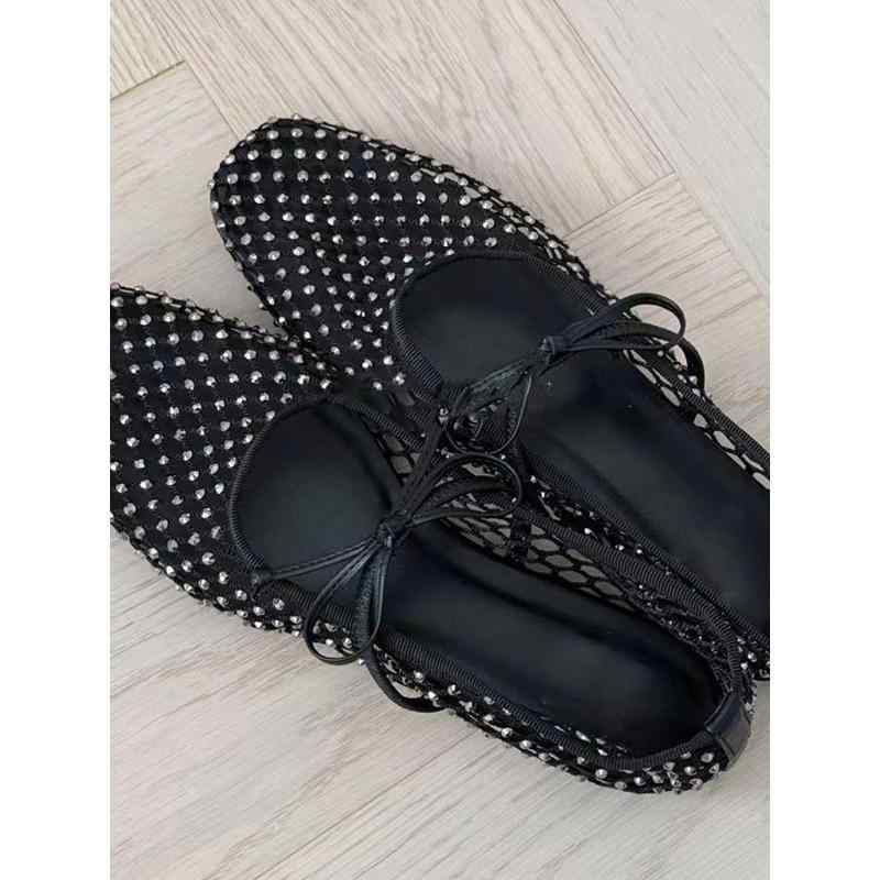 ・デザイン要素: クロスストラップ・つま先形状: ラウンドトゥ・アッパー素材: サテン・対象性別: 女性・ヒール高: 3cm未満・パターン: 無地・カラー: ブラック,グレー・サイズ: 35,36,37,38,39・ソール素材: ラバー・ラ...