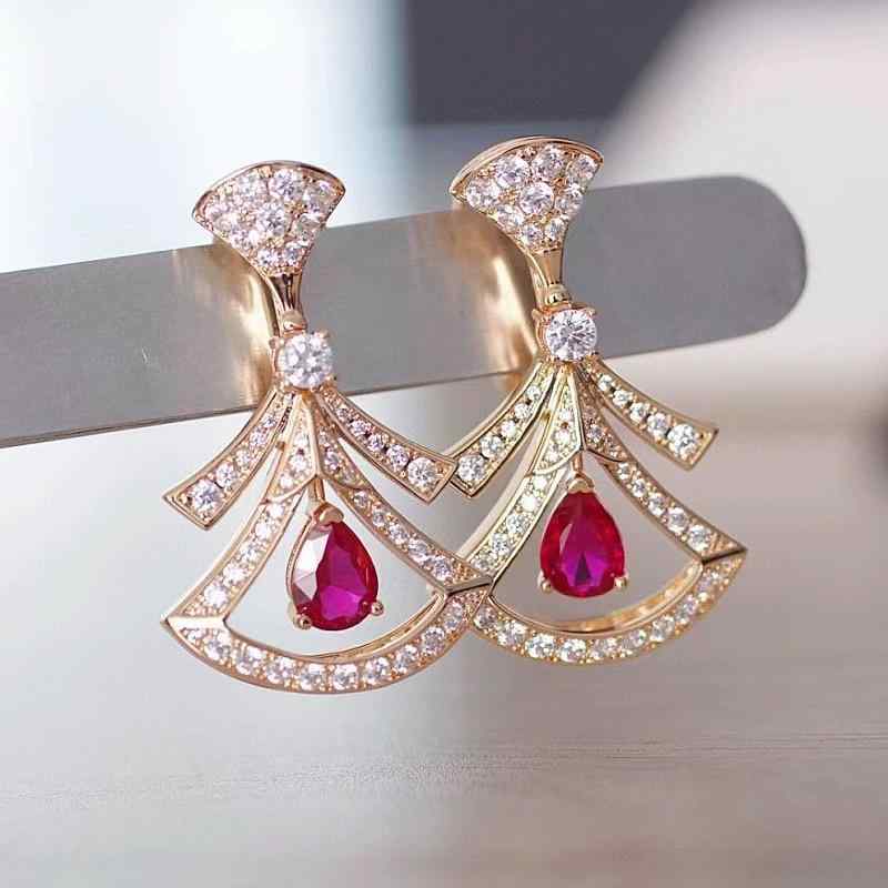 イヤリング レディース 純銀 扇形 ルビー ジルコニア デザイン 高級感 女性用 アクセサリー ファッション コーディネート 日常使い ギフト 華やか 揺れる スタイリッシュ 繊細 輝き モダン トレンド 洗練 魅力 個性 スタンダード ベーシック ユニ