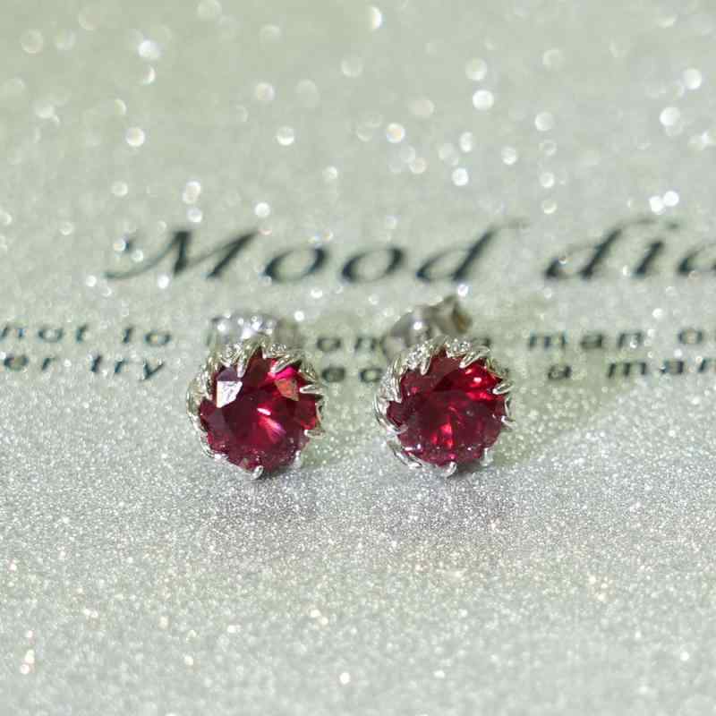 ピアス レディース 小さめ 花モチーフ 合成ルビー 925シルバー スタッド イヤリング 欧米風 高級感 軽量 シンプル アクセサリー ジュエリー 耳飾り 女性用 日常使い ギフト向き 華やか 繊細デザイン 赤系 カラー 宝石風 モダンスタイル