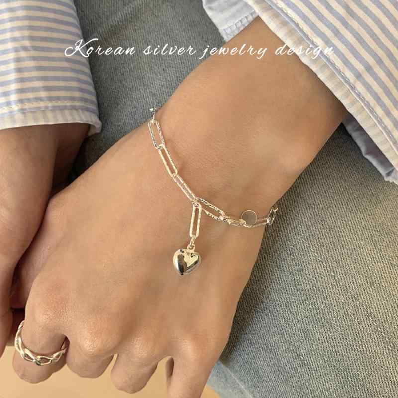 ブレスレット レディース シルバー ハート チェーン 個性派 クールスタイル テクスチャー加工 韓国風 シンプル 高級感 手元アクセサリー 日常使い 軽量 細身デザイン スタイリッシュ アクセント ジュエリー モダン 洗練 トレンド感 ギフト向き 人気デ