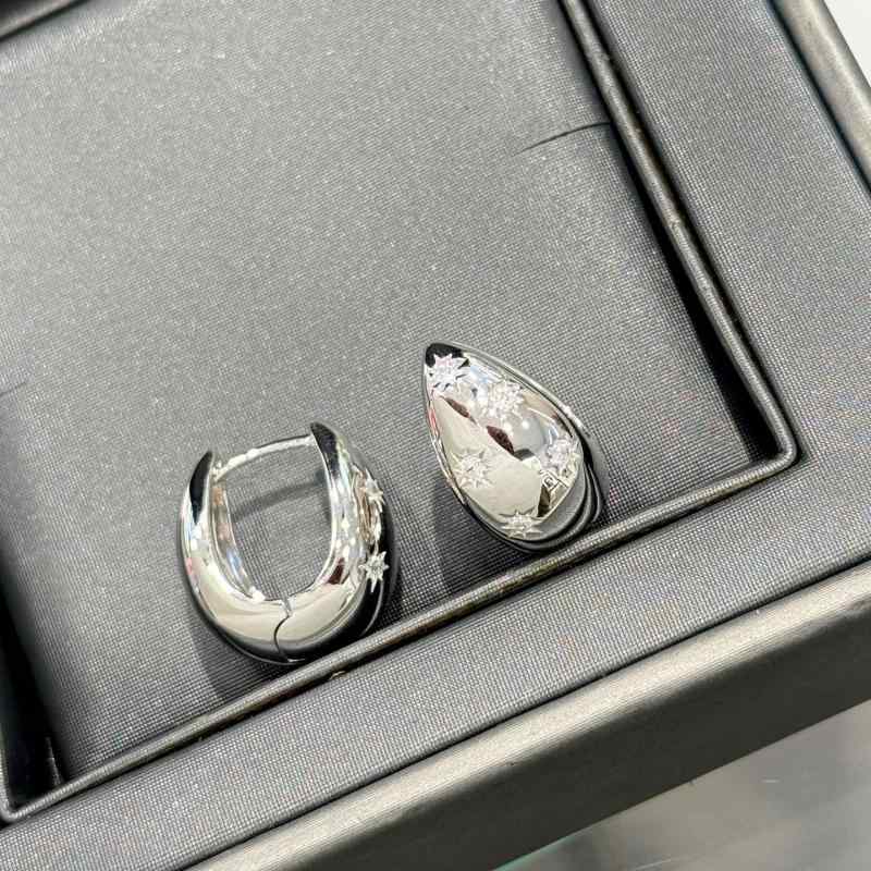 ピアス イヤリング 耳カフ レディース 高級感 宮廷風 星形 水滴形 白金色 プラチナ調 シンプル モダン 銀製 ファッション アクセサリー ドロップ スタッド 日常使い ドレッシー 細工 洗練 デザイン ジュエリー ウィメンズ トレンド スタイル コー